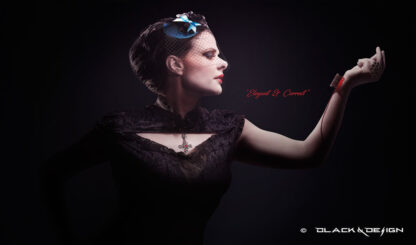 digital konst - "dark art", en elegant uppklädd kvinna med rakblad instucket i handled.