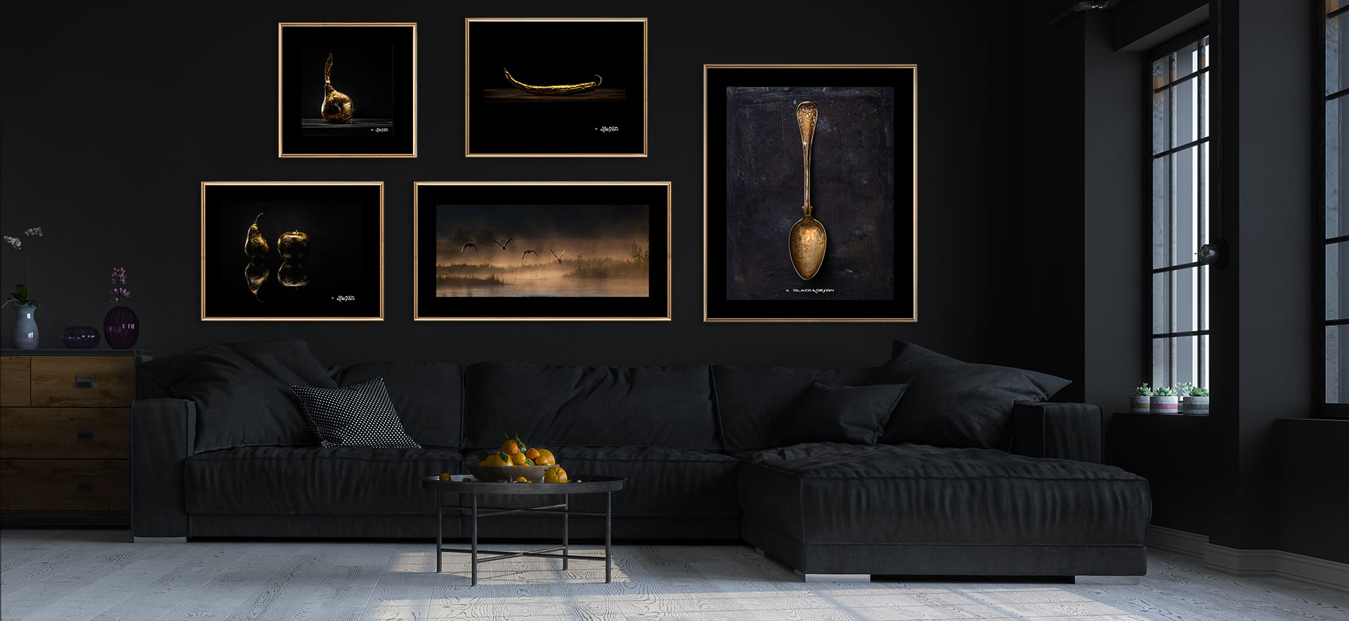 Tavelvägg i guldigt tema på Black & Design.