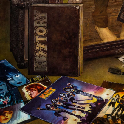 Detalj från "Starchild at mirror" som visar Kiss-album och boken "Kisstoryr"